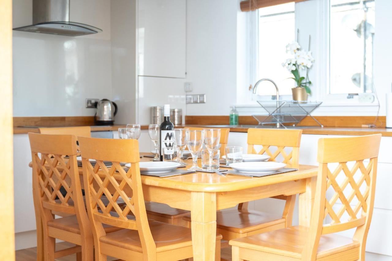 Dwellcome Home Ltd 2 King Beds West End Apt, Half Mile To Union Street Yet Quiet, Free Allocated Parking Space At Rear Entrance & Fast Wifi, Ideal For Long Term Contractor, Corporate, Etc Stays, Regular Housekeeping Option - See Our Site For Assuranc Абердин Екстер'єр фото