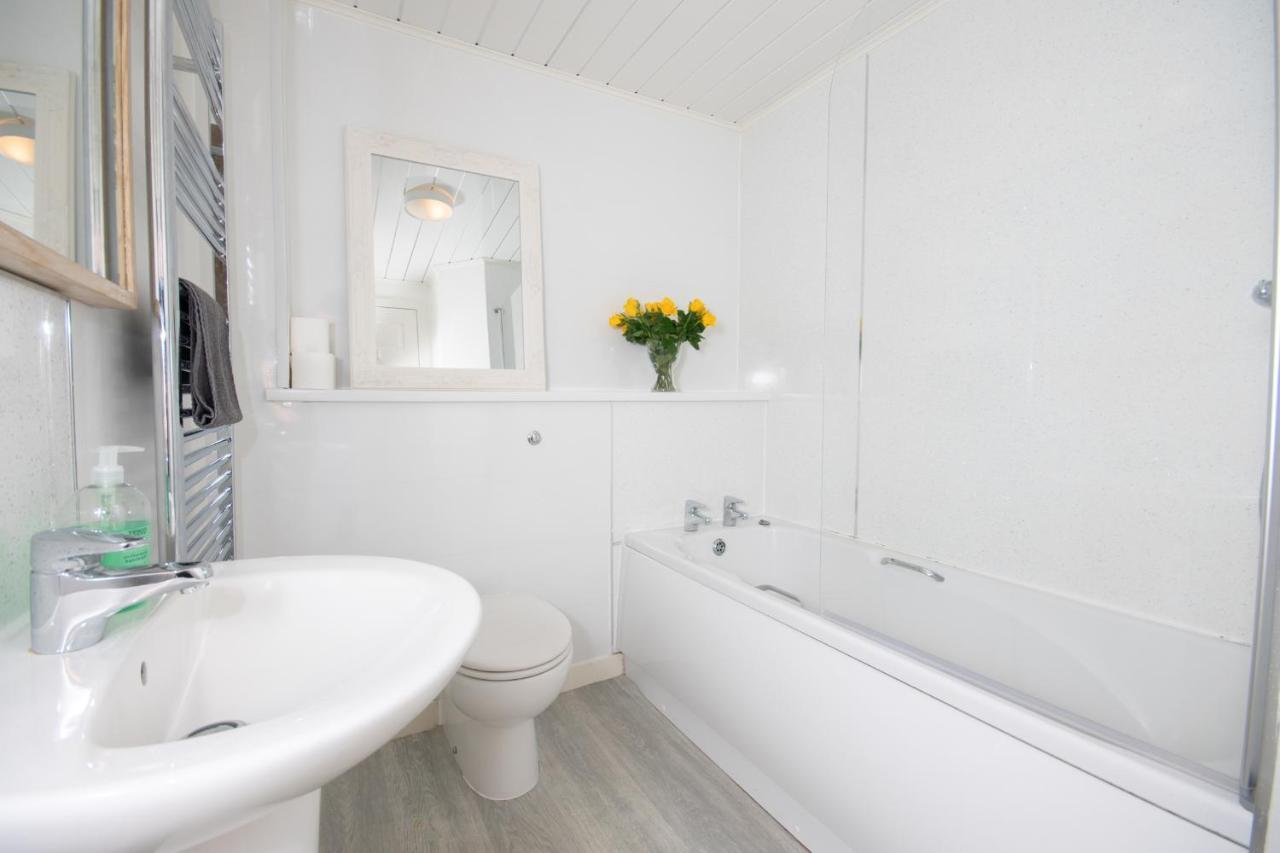 Dwellcome Home Ltd 2 King Beds West End Apt, Half Mile To Union Street Yet Quiet, Free Allocated Parking Space At Rear Entrance & Fast Wifi, Ideal For Long Term Contractor, Corporate, Etc Stays, Regular Housekeeping Option - See Our Site For Assuranc Абердин Екстер'єр фото