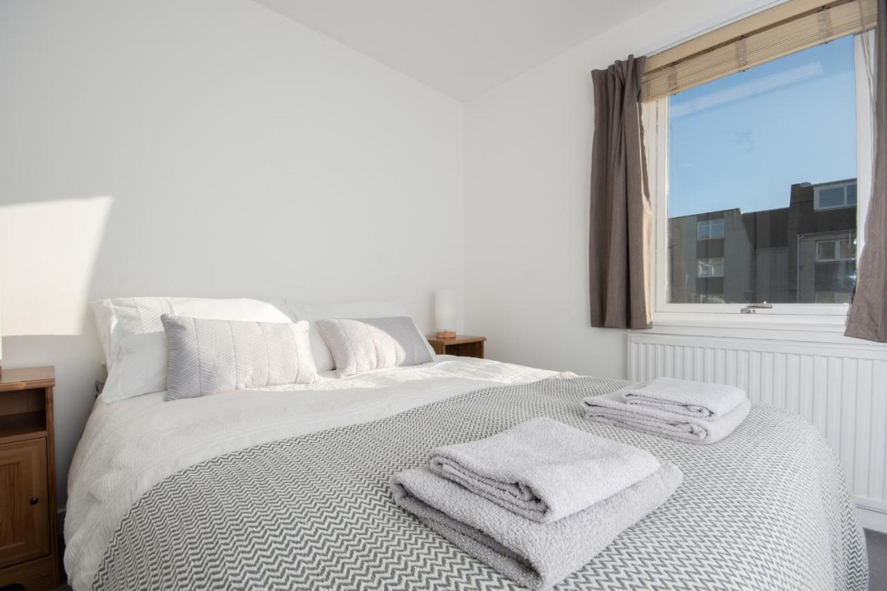 Dwellcome Home Ltd 2 King Beds West End Apt, Half Mile To Union Street Yet Quiet, Free Allocated Parking Space At Rear Entrance & Fast Wifi, Ideal For Long Term Contractor, Corporate, Etc Stays, Regular Housekeeping Option - See Our Site For Assuranc Абердин Екстер'єр фото