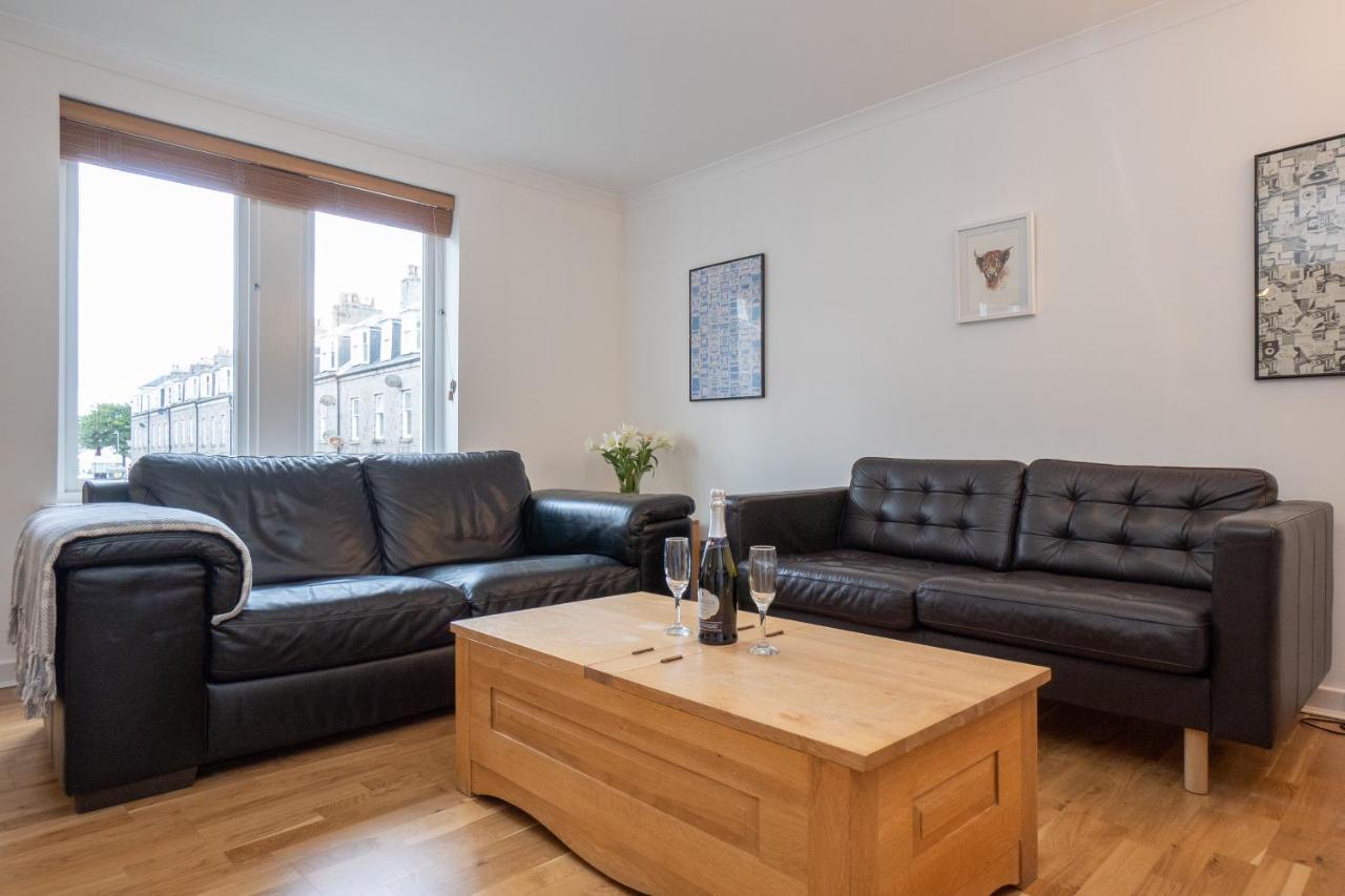 Dwellcome Home Ltd 2 King Beds West End Apt, Half Mile To Union Street Yet Quiet, Free Allocated Parking Space At Rear Entrance & Fast Wifi, Ideal For Long Term Contractor, Corporate, Etc Stays, Regular Housekeeping Option - See Our Site For Assuranc Абердин Екстер'єр фото